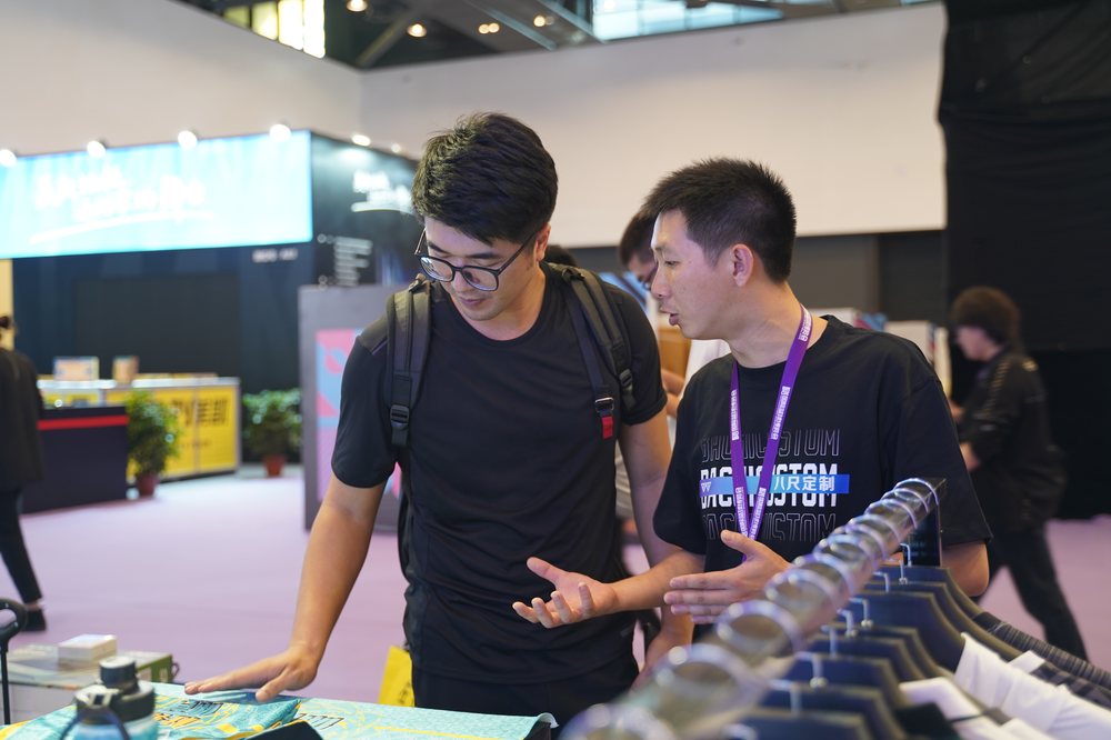 BACHI staff discussing products with a show visitor