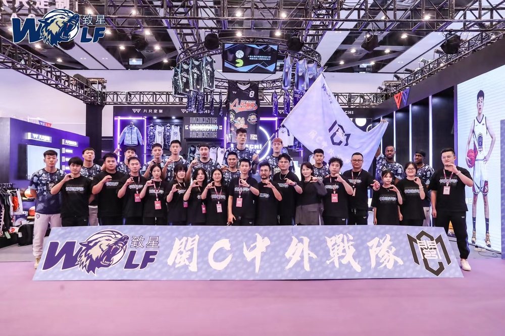 BACHI SPORTS team group photo at a trade show